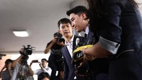 Seungri tak menjawab sedikitpun pertanyaan para wartawan yang sudah menantinya di sana. Chung Sung-Jun/Getty Images