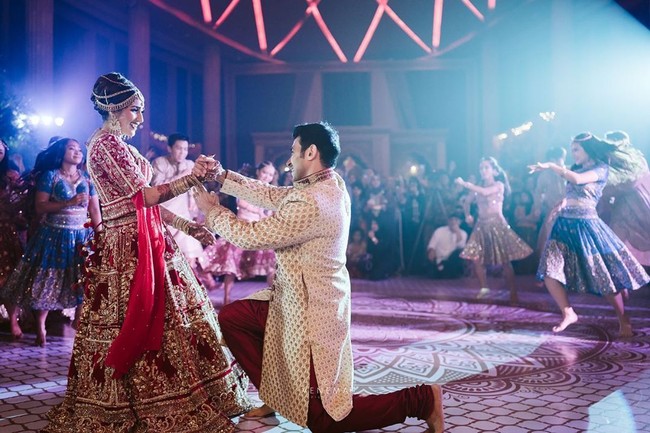 Inilah penampilan berkilau Tania saat sangeet night. Ia menari bersama calon suaminya saat itu.  Foto: dok. Instagram