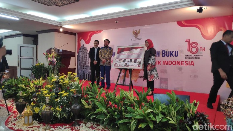HUT Ke-16, MK Terbitkan 25 Buku Bertema Hukum Konstitusi HUT Ke-16, MK Terbitkan 25 Buku Bertema Hukum Konstitusi