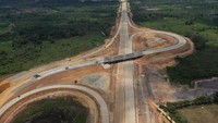 Foto aerial proyek pembangunan jalan Tol Balikpapan-Samarinda yang melintasi wilayah Samboja di Kutai Kartanegara, Kalimantan Timur, Rabu (28/8/2019). ANTARA FOTO/Akbar Nugroho Gumay.
