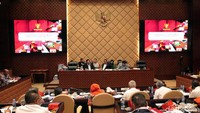 Rapat dimulai pada pukul 10.47 WIB dan dibuka oleh Ketua Komisi V DPR RI Fary Djemi Francis.