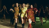 Margot pun tampak sangat luar biasa dengan warna kuning dan sangat mirip dengan mendiang Sharon Tate menurut kakaknya, Debra Tate. Dok. Sony Pictures Entertainment