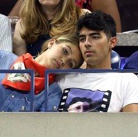 Sebelum menikah dengan Sophie Turner, Joe Jonas pernah jatuh cinta dengan Gigi Hadid. Joe dan Gigi berpacaran tidak lama pada 2015, hanya sekitar lima bulan. Mereka putus pada November 2015. Meski demikian jalinan asmara mereka cukup meninggalkan kesan. Sahabat Gigi, Cara Delevingne sampai menjuluki keduanya sebagai pasangan G.I. Joe. Foto: Getty Images