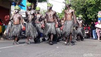 Regu dari Gang Pande, RT 03/RW O3 Jalan Jawa, Kota Pasuruan, yang terdiri dari belasan pemuda ini tampak total merias diri dengan atribut khas Papua. Atribut yang digunakan mulai dari mahkota di atas kepala, hiasan badan, bawahan rumbai hingga ujung kaki.