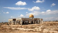 Berdiri di Jalur Gaza, Yasser Arafat International Airport pertama kali dibuka pada tahun 1998. Tapi Israel mengebom bandara ini di tahun 2001 sehingga membuat bandara ini rusak total. (Getty Images)