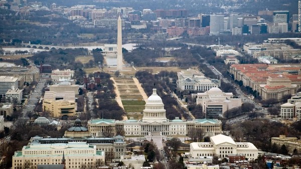 Washington DC yang juga ibu kota AS juga mengalami penurunan tanah. Penelitian dari tahun 2015 menunjukkan bahwa ibu kota negara itu turun sedalam 15 sentimeter dalam 100 tahun ke depan (CNN)