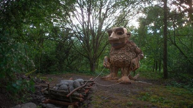 Magis Banget! 7 Patung Kayu Raksasa Hantui Hutan Belgia