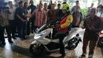Menperin Airlangga Jajal Honda PCX Listrik