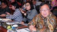 Mantan Direktur Pelaksana Bank Dunia ini menyebutkan bahwa ketidakpastian global karena perang dagang yang semakin berlarut-larut memberikan dampak pada perdagangan internasional.