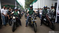 Menteri Ketenagakerjaan Hanif Dhakiri (tengah) bersama Direktur Utama BPJS Ketenagakerjaan Agus Susanto (kiri) dan Ketua Komisi IX DPR Dede Yusuf (kanan) mengikuti konvoi sepeda motor dalam acara Peluncuran Program Promotif Preventif BPJS di Jakarta, Rabu (28/8/2019).
