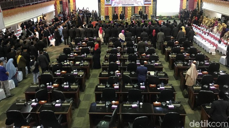 65 Anggota DPRD Sumbar Dilantik 65 Anggota DPRD Sumbar Dilantik