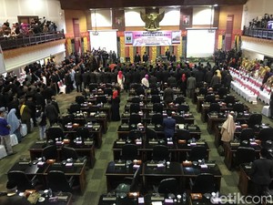 65 Anggota DPRD Sumbar Dilantik