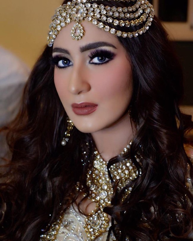 Mantan istri Tommy Kurniawan, Tania Nadira punya kecantikan seperti wanita India, sampai-sampai ia dijuluki Kareena Kapoor-nya Indonesia. Padahal, wanita 28 tahun itu adalah keturunan Arab.  Foto: dok. Instagram