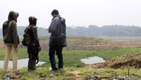 Menurut salah seorang warga setempat, Usman Hidayatulloh (42), kondisi Sungai Citarum yang mengalami pendangkalan dan mengering itu telah terjadi sejak 2 bulan yang lalu.