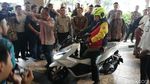 Menperin Airlangga Jajal Honda PCX Listrik