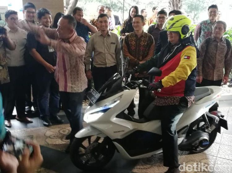 Menperin Airlangga Jajal Honda PCX Listrik