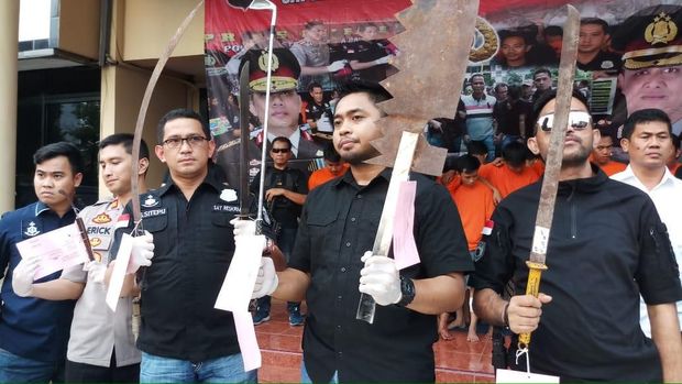 Polisi tunjukkan senjata tajam pelaku tawuran.