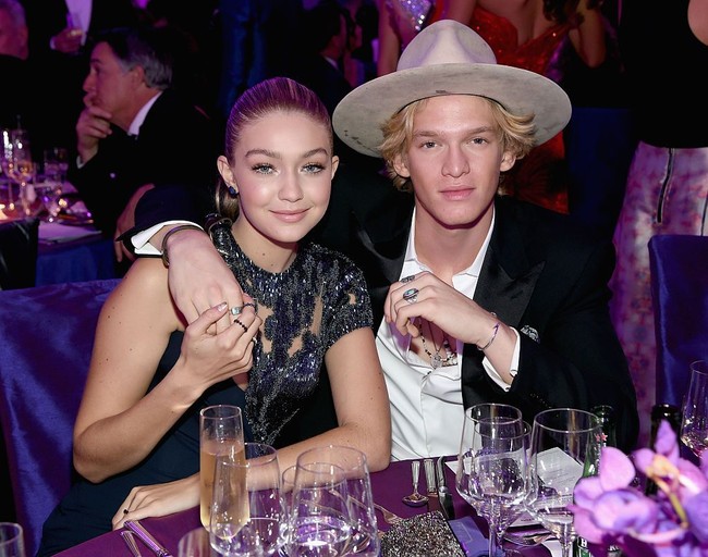 Inilah Cody Simpson, aktor dan penyanyi yang menghiasi kehidupan asmara Gigi Hadid saat usianya 18 tahun. Cody dan model Victorias Secret itu berpacaran sejak 2013 hingga 2015. Mereka putus setelah dua tahun bersama. Selama pacaran Cody dan Gigi sering tampil bersama di red carpet. Mereka juga tak segan memamerkan foto mesra di Instagram. Foto: Getty Images