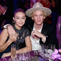 Inilah Cody Simpson, aktor dan penyanyi yang menghiasi kehidupan asmara Gigi Hadid saat usianya 18 tahun. Cody dan model Victorias Secret itu berpacaran sejak 2013 hingga 2015. Mereka putus setelah dua tahun bersama. Selama pacaran Cody dan Gigi sering tampil bersama di red carpet. Mereka juga tak segan memamerkan foto mesra di Instagram. Foto: Getty Images
