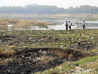 Sungai Citarum Surut, Sampah Pun Muncul