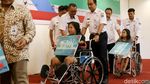 Anies Bagikan Kartu Penyandang Disabilitas Jakarta