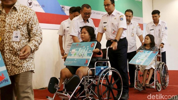 Anies Bagikan Kartu Penyandang Disabilitas Jakarta
