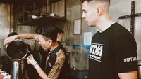Delano juga menikmati salah satu kuliner hits di Bangka yaitu otak-otak dan Kopi Tung Tao (MTMA)