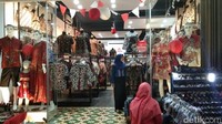 Kalau mau beli batik, di sini juga banyak toko batik yang jual segala macam pakaian bermotif batik. Ada baju, sprei, selendang, daster yang berbagai macam pakaian lainnya. (Tasya/detikcom)  
