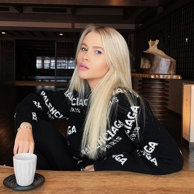 Dinamakan Mayfair Matchmaking, Emily mengaku terinspirasi membuat aplikasi mak comblang tersebut karena teman-teman elitnya tidak punya waktu untuk mencari cinta. Ia pun sering diminta untuk mencarikan pasangan oleh mereka dan akhirnya merilis aplikasi tersebut. Foto: Instagram @emilycoralx