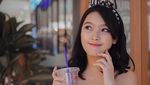 Pesona Cantik Ana Riana Saat Makan Pizza dan Es Krim