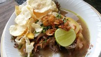 Ini tampilan bubur ayam Smaarinda lengkap dengan emping dan jeruk nipis. Seperti soto ayam, makin enak ditambah sambal dan sedikit kecap manis. Foto : Instagram @devi_k_riyadi
