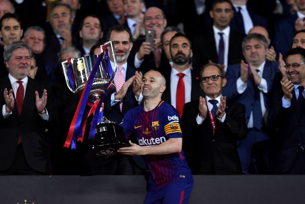 MADRID, SPAIN - APRIL 21: Andres Iniesta of Barcelona lifts the trophy in his last final for the club after his teams win during the Spanish Copa del Rey match between Barcelona and Sevilla at Wanda Metropolitano on April 21, 2018 in Barcelona, . (Photo by David Ramos/Getty Images)