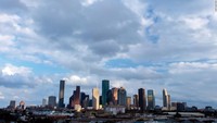 Houston di Amerika telah tenggelam selama beberapa dasawarsa. Seperti Jakarta, pengambilan air tanah berlebihan menjadi penyebabnya (CNN)