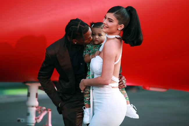Penampilan ini menandakan pertama kalinya Stormi Webster muncul di karpet merah bersama Kylie Jenner dan Travis Scott. Maka untuk kesempatan spesial tersebut, Stormi bersolek maksimal dalam balutan baju dan celana bermotif kamuflase. (Foto: Getty Images)