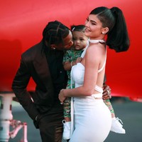 Penampilan ini menandakan pertama kalinya Stormi Webster muncul di karpet merah bersama Kylie Jenner dan Travis Scott. Maka untuk kesempatan spesial tersebut, Stormi bersolek maksimal dalam balutan baju dan celana bermotif kamuflase. (Foto: Getty Images)