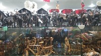 Miniatur miniatur kendaraan juga ada, mulai dari sepeda, mobil, pesawat hingga andong. Bisa buat oleh-oleh untuk anak-anak. (Tasya/detikcom)  