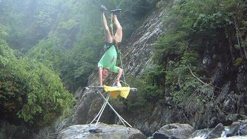 Mungkin ini meniru gaya Spider-Man. Foto: sadanduseles