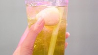 Slurpp! Minuman sirup dengan leci ini terlihat menyegarkan banget. Rupanya Ana memilih minuman ini untuk buka puasa. Foto: Instagram anariana27