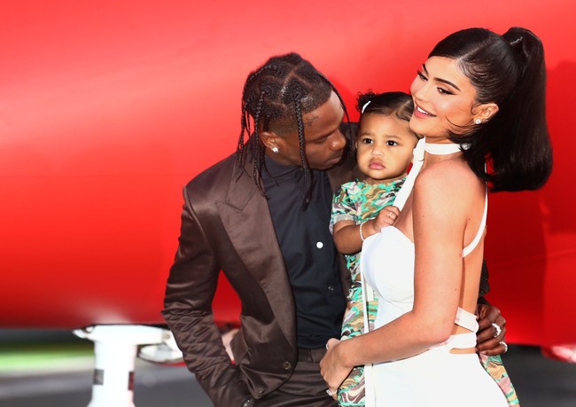 Ada yang spesial di acara premier film dokumenter Travis Scott: Look Mom I Can Fly di Santa Monica, AS, Selasa (27/8/2019). Tak cuma rapper Travis Scott dan kekasihnya, Kylie Jenner, yang datang. Mereka juga memboyong sang putri, Stormi Webster. (Foto: Getty Images)