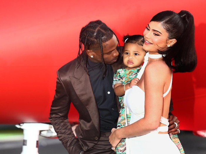 Stormi Webster bersama orangtuanya, Travis Scott dan Kylie Jenner. (Foto: Getty Images) Stormi Webster bersama orangtuanya, Travis Scott dan Kylie Jenner. (Foto: Getty Images)