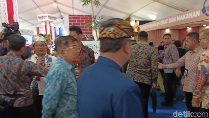 Tinjau Pameran Ritech Expo, JK Bawa Oleh-oleh 8 Buku PLN