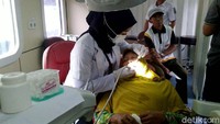 Salah seorang warga Desa Jajawar menyambut baik adanya pengobatan gratis dalam kereta tersebut. Ia pun memeriksakan kesehatan giginya. Ada juga warga yang memeriksakan keluhan penyakitnya yakni batuk pilek dan maag.
