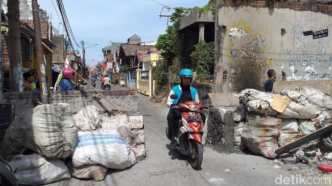 Warga Sesalkan Pemilik Tanah Blokir Jalan dengan Tembok