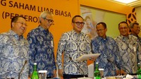 (Kika) Wadirut Bank Mandiri Sulaiman A. Arianto, Komut Bank Mandiri Hartadi A. Sarwono, Dirut Bank Mandiri Kartika Wirjoatmodjo, Wakomut Bank Mandiri Imam Apriyanto Putro, Direktur Corporate Banking Bank Mandiri Royke Tumilaar sedang berbincang sebelum pelaksanaan Rapat Umum Pemegang Saham Luar Biasa (RUPS LB) di Menara Mandiri, Jakarta, Rabu (28/8/2019).