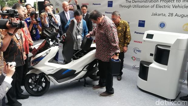 Menperin Jajal Motor Listrik 