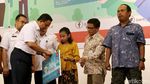 Anies Bagikan Kartu Penyandang Disabilitas Jakarta