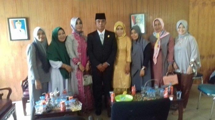 Anggota DPRD Luwu Utara Ini Bawa 3 Istri Saat Pelantikan