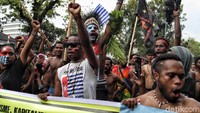 Ada juga Beberapa mahasiswa yang mengikuti aksi dengan mengenakan pakaian adat Papua.