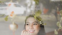 Hidup itu seperti es krim, nikmatilah sebelum mencair.. ☺️🍦, tulis wanita kelahiran tahun 1992 ini. Setuju deh! Foto: Instagram anariana27