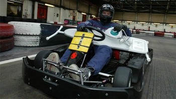 Sembari menyetir gokart. Foto: sadanduseles